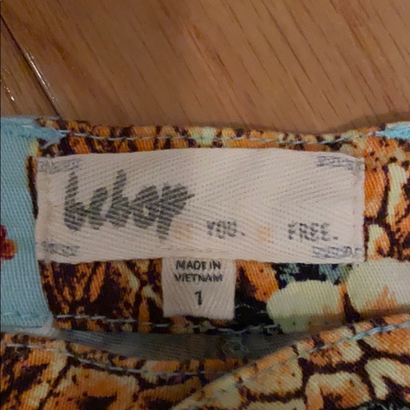 Ladies patterned shorts - Picture 2 of 3